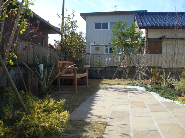 ガーデンベンチと天然石敷のテラスガーデン。三重県鈴鹿市